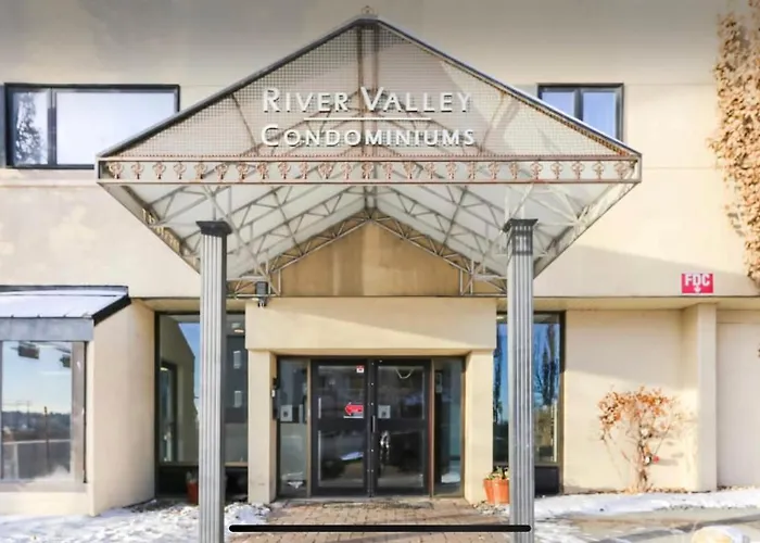 Downtown River Valley Bachelor Suite Condo, Non Smoking, 12 Inches Queen Bed, Beautiful Minimalist, Very Convenient Every Where