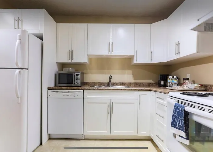 Downtown River Valley Bachelor Suite Condo, Non Smoking, 12 Inches Queen Bed, Beautiful Minimalist, Very Convenient Every Where